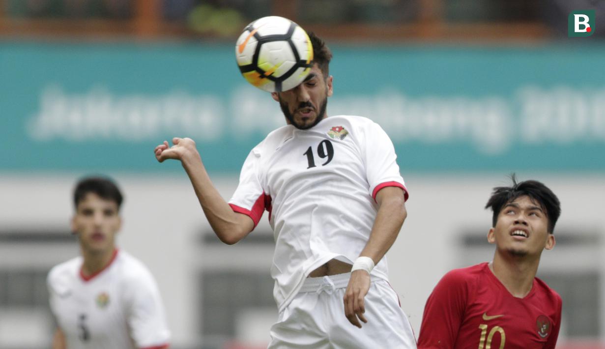 Gelandang Yordania, Moath Yousef, menyundul bola saat melawan Indonesia pada laga persahabatan di Stadion Wibawa Mukti, Jawa Barat,  Sabtu (13/10/2018). Indonesia menang 3-2 atas Yordania. (Bola.com/M Iqbal Ichsan)