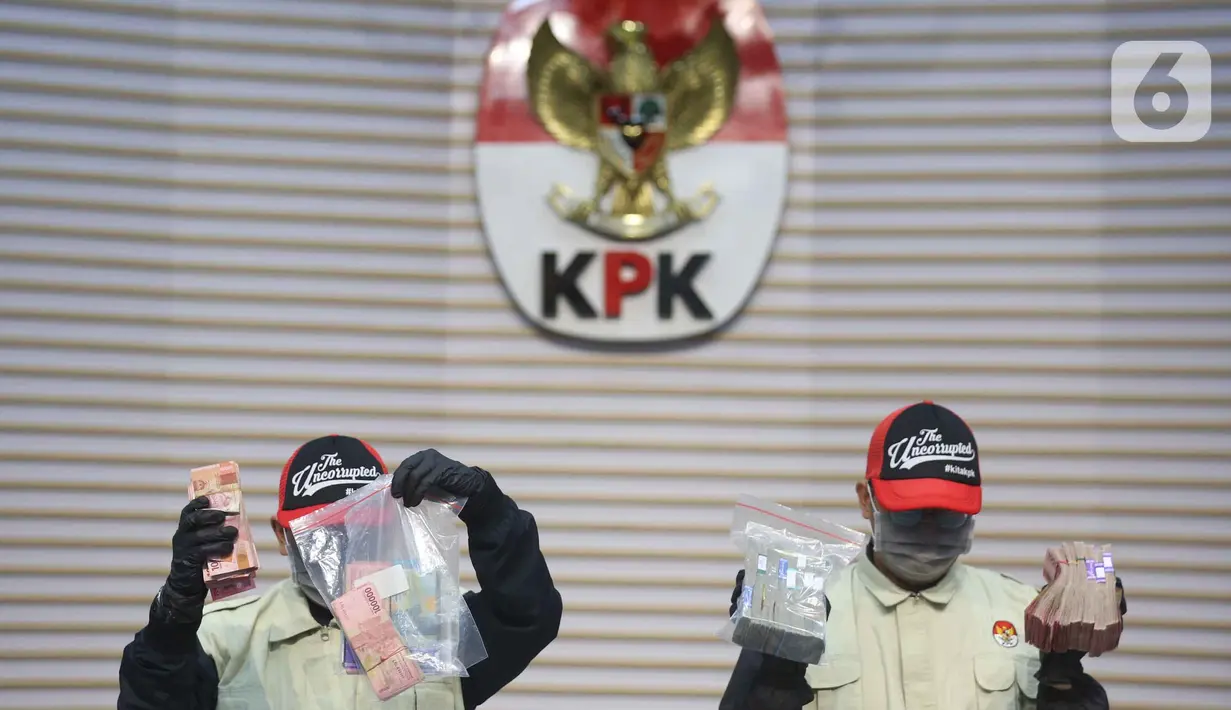 Bupati Cilacap, Syamsul Auliya Rachman, terjaring OTT KPK bersama Sekda Cilacap Sadmoko Danardono. Tampak dalam foto, petugas menunjukkan barang bukti berupa uang tunai yang disita dari Operasi Tangkap Tangan (OTT) terhadap Bupati Cilacap, Jawa Tengah, Syamsul Auliya Rachman, di Gedung Merah Putih Komisi Pemberantasan Korupsi (KPK), Jakarta, Sabtu (14/3/2026). (Liputan6.com/Helmi Fithriansyah)