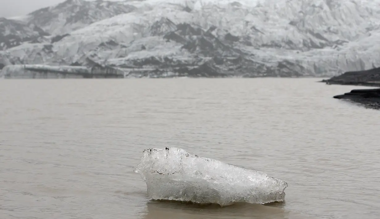Foto yang diambil 16 Oktober 2015 menunjukkan bongkahan es terapung di perairan Gletser Solheimajokull, Islandia. Pemanasan global menyebabkan gletser Solheimajokull mencair hingga 1 km sejak pengukuran tahunan pada 1931. (AFP PHOTO/POOL/Thibault Camus)