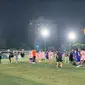 Peter Schmeichel turut meramaikan gelaran fun football bersama selebritas Tanah Air di Pancoran Soccer Field, Minggu (6/8/2023). (Liputan6.com/Melinda Indrasari)