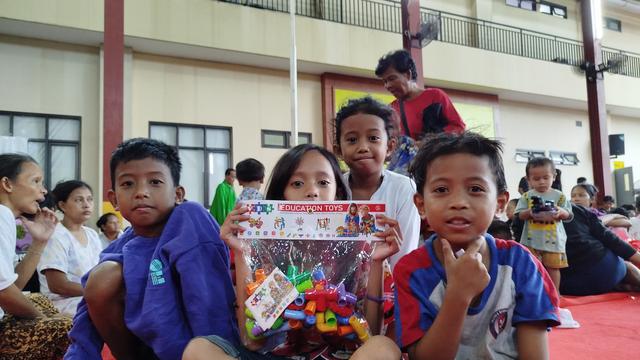 Anak-anak korban kebakaran Gempol Kemayoran, Jakarta mengaku senang dapat mainan dari Wakil Presiden Gibran Rakabuming Raka.