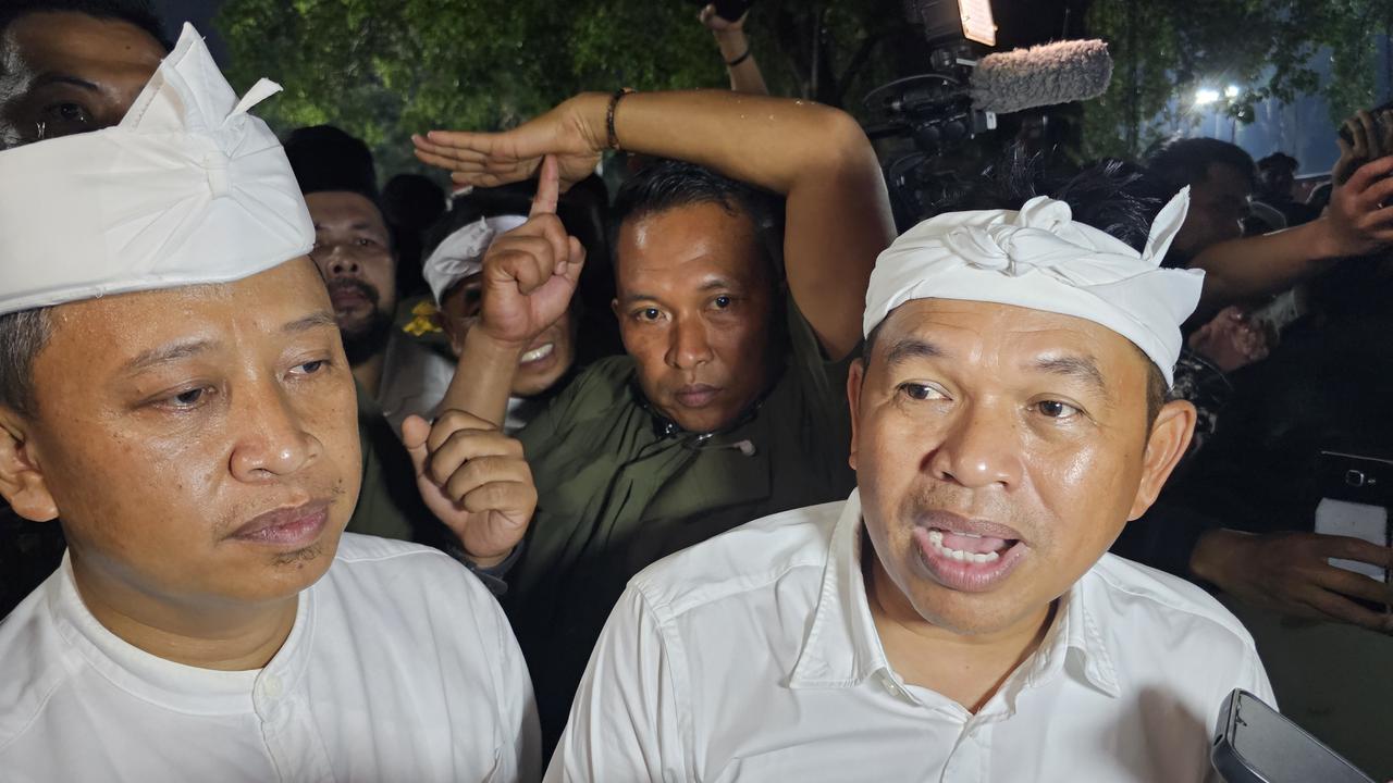 Gubernur Jawa Barat, Dedi Mulyadi, (kanan) saat mendatangi Balai Kota Depok (Liputan6.com/Dicky Agung Prihanto)