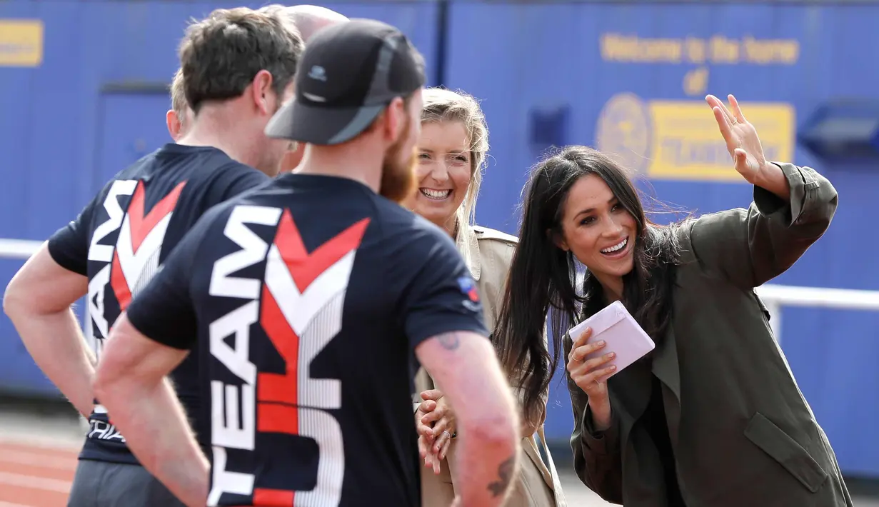 Meghan Markle berbincang dengan atlet tim Inggris untuk Invictus Games Sydney 2018 di University of Bath, Inggris (6/4). Invictus Games merupakan kompetisi olahraga internasional untuk veteran yang terluka dalam perang. (AP Photo/Kirsty Wigglesworth,pool)
