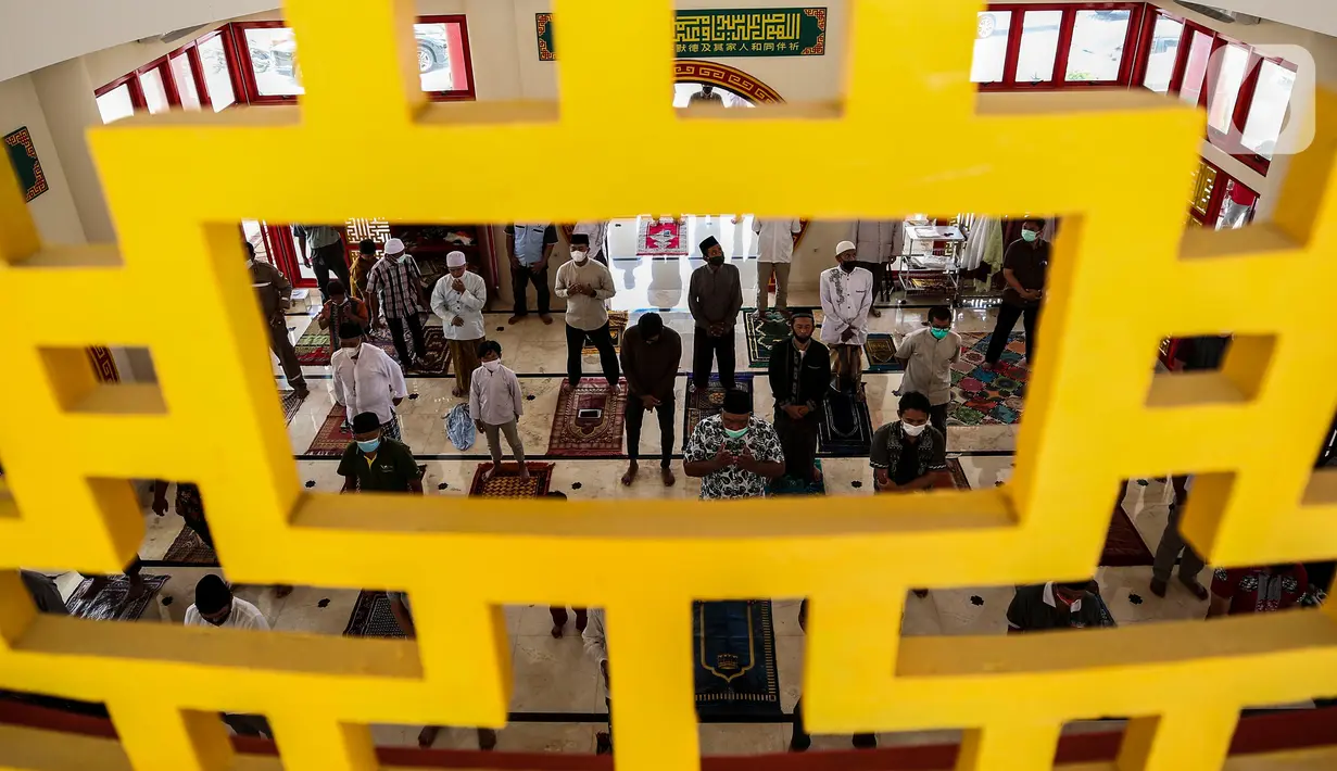 Umat muslim melaksanakan Sholat Jumat di Masjid Babah Alun Desari, Cilandak, Jakarta Selatan, Jumat (23/4/2021). Masjid dengan perpaduan warna merah, kuning dan hijau tersebut membuatnya tampak cantik. (Liputan6.com/JohanTallo)