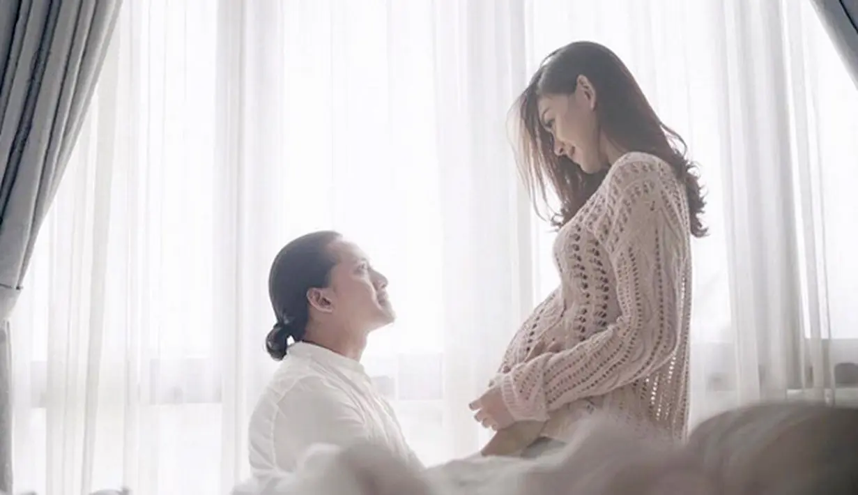 "stlah foto2 masih jalan2 di mall sampe pegel dan sampe rumah tiba2 berasa ada yg beda di area kemaluan, akhirnya gue putusin untk check ke RS Asih, dan ternyata pas di check gue pembukaan 1," tulis Melody Prima. (Instagram/@melodyprima)