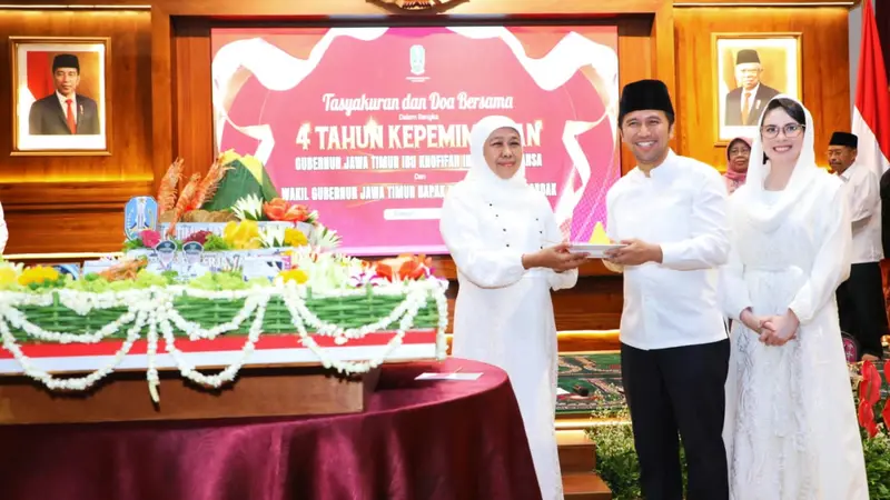 Khofifah dan Emil Dardak pada acara tasyakuran empat tahun di Gedung Negara Grahadi Surabaya. (Dian Kurniawan/Liputan6.com).