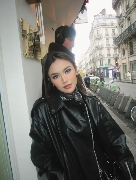 Tampilan kece Mahalini dengan jaket kulit saat liburan di Paris. [@mahaliniraharja]