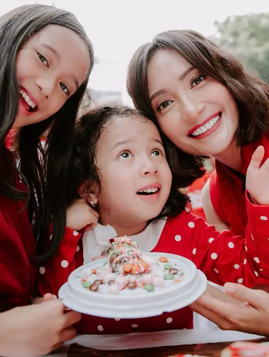 Memang bukan hal mudah dalam urusan mendidik buah hati. Terlebih di tengah pandemi Covid-19 seperti sekarang. Artika Sari Devi kerap mencari cara demi kebaikan buah hatinya bersama Baim. (Instagram/artikasaridevi)