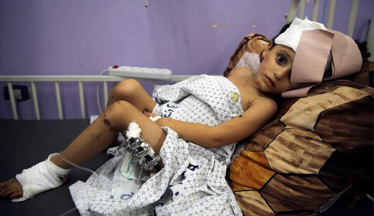 Menurut laporan Al Jazeera, korban tewas imbas serangan Israel di Gaza mencapai 10.022. Dari jumlah tersebut, 4.104 di antaranya merupakan anak-anak. (AP Photo/Abdel Kareem Hana)