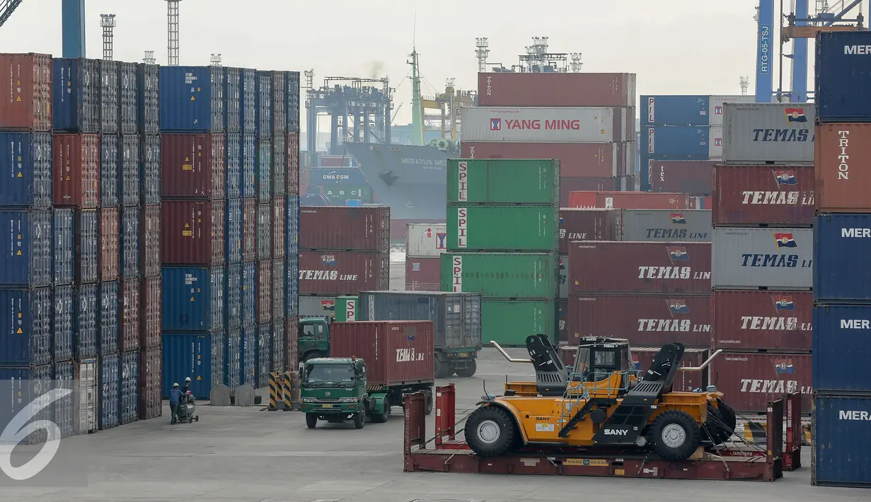 Ratusan peti kemas di area JICT, Tanjung Priok, Jakarta, Kamis (10/11). Badan Pusat Statistik menyebutkan kinerja ekspor Indonesia pada kuartal III 2015 minus 0,69 persen dan impor minus 6,11 persen dibanding tahun lalu. (Liputan6.com/Faizal Fanani)