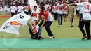  Meski sudah mendapat larangan untuk masuk ke dalam areal lapangan sepak bola di Stadion GBK Jakarta namun masih saja terlihat beberapa peserta kampanye Partai Gerindra nekad masuk (Liputan6.com/Helmi Fithriansyah)