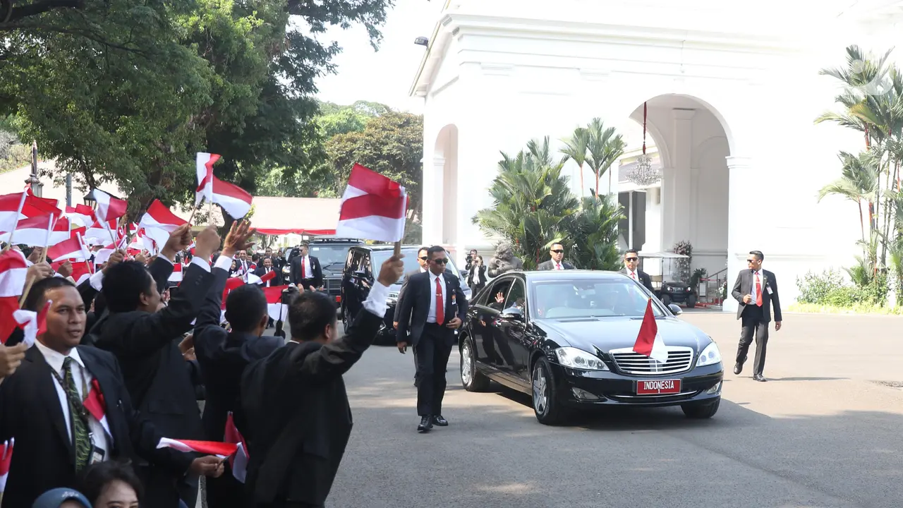 Kibarkan Bendera Merah Putih, Pegawai Istana Lepas Rombongan Jokowi ke Gedung Parlemen