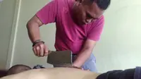 Dipijat Pakai Golok Tajam di Bandung, Berani Coba?