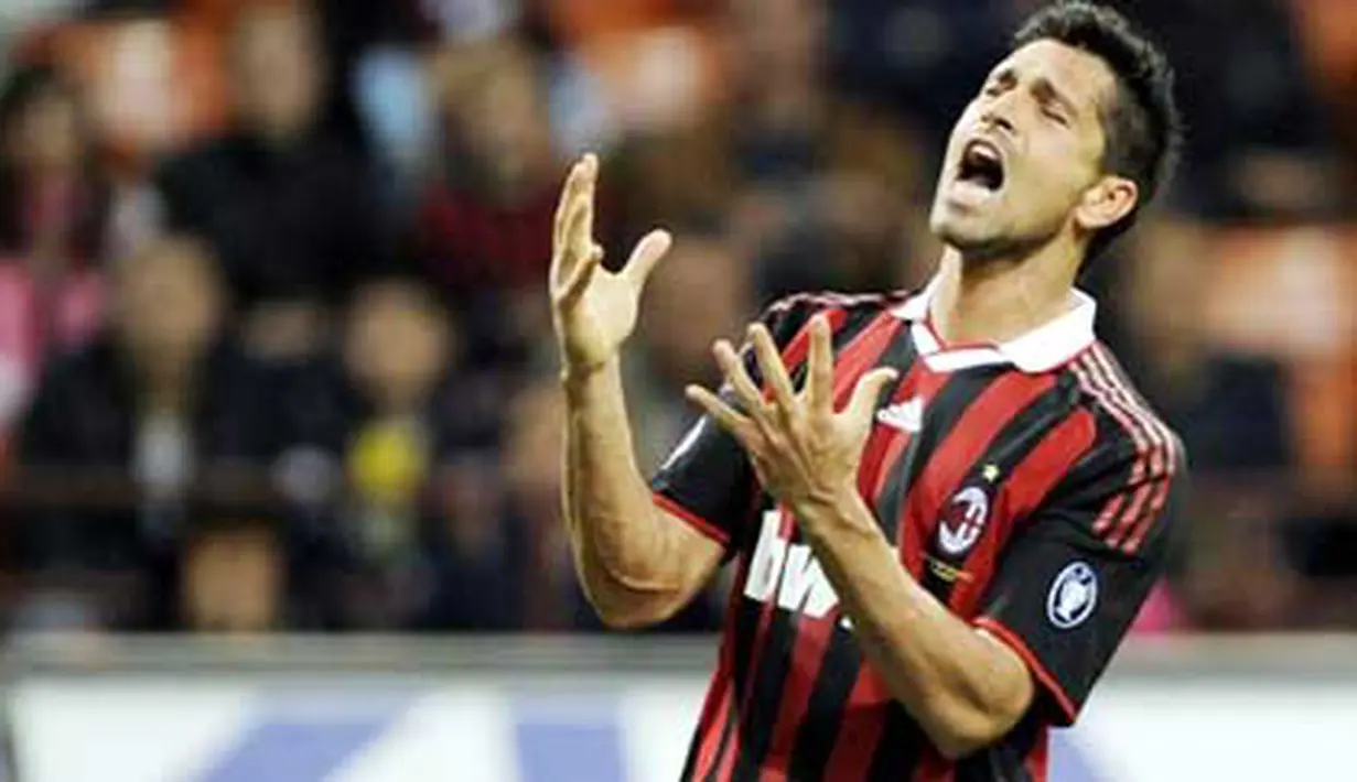 Ekspresi kekecewaan striker AC Milan Marco Borriello di laga lanjutan Serie A melawan Fiorentina di San Siro Stadium, 1 Mei 2010 in Milan. AFP PHOTO/ GIUSEPPE CACACE 