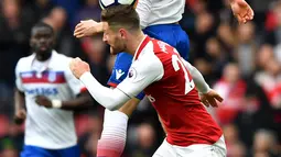 Bek Arsenal, Shkodran Mustafi, adu sundulan dengan gelandang Stoke, Ramadan Sobhi, pada laga Premier league di Stadion Emirates, London, Minggu (1/4/2018). Arsenal menang 3-0 atas Stoke. (AFP/Oliver Greenwood)