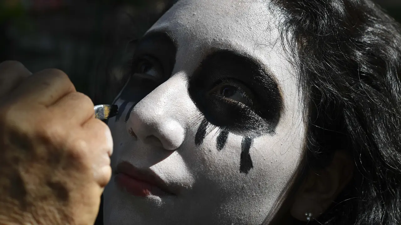 Berdandan Seperti Hantu, Sejumlah Wanita Tuntut Hilangnya 43 Siswa