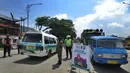 Polantas Polres Bogor mengatur lalu lintas yang melintasi Pos Pengawasan Larangan Mudik di Cigombong, Bogor, Rabu (29/4/2020). Polres Bogor melakukan penyekatan  di perbatasan dengan Cianjur yaitu Pos Rindu Alam dan perbatasan Sukabumi di Pos Cigombong. (merdeka.com/Arie Basuki)