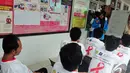 Seorang petugas memberikan pengarahan kepada para warga binaan Lapas Narkotika Kelas IIA Jakarta saat memperingati Hari AIDS/HIV sedunia, Jakarta, Senin (1/12/2014). (Liputan6.com/Johan Tallo)