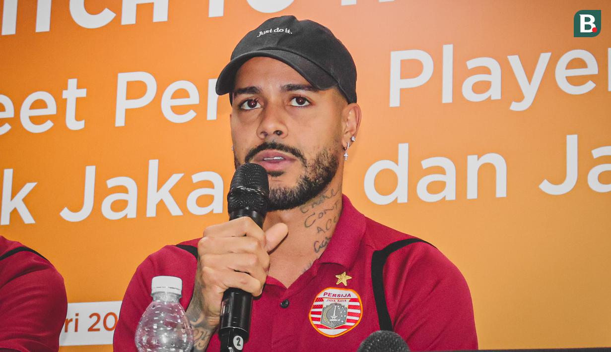 Pemain Persija Jakarta, Emaxwell Souza saat sesi tanya jawab dalam acara meet & greet di Kantor Pusat Bank Jakarta pada Rabu (18/2/2025). (Bola.com/Nur Iman Ali)