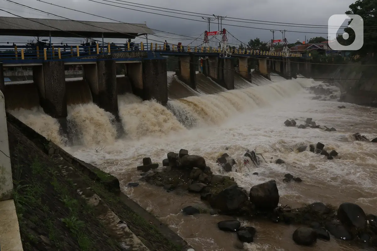 Memantau Debir AIr di Bendung Katulampa Bogor