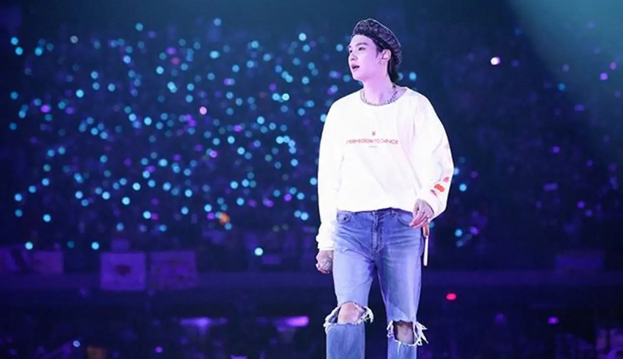 Suga BTS sendiri terbilang jarang mengunggah kegiatannya di media sosial. Namun, beberapa potret penampilannya saat konser yang diunggah pun berhasil mencuri perhatian netizen. (Liputan6.com/IG/@agustd)