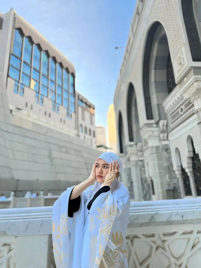 7 Potret Happy Asmara Jalani Umroh, Penampilan Berhijab Curi Perhatian