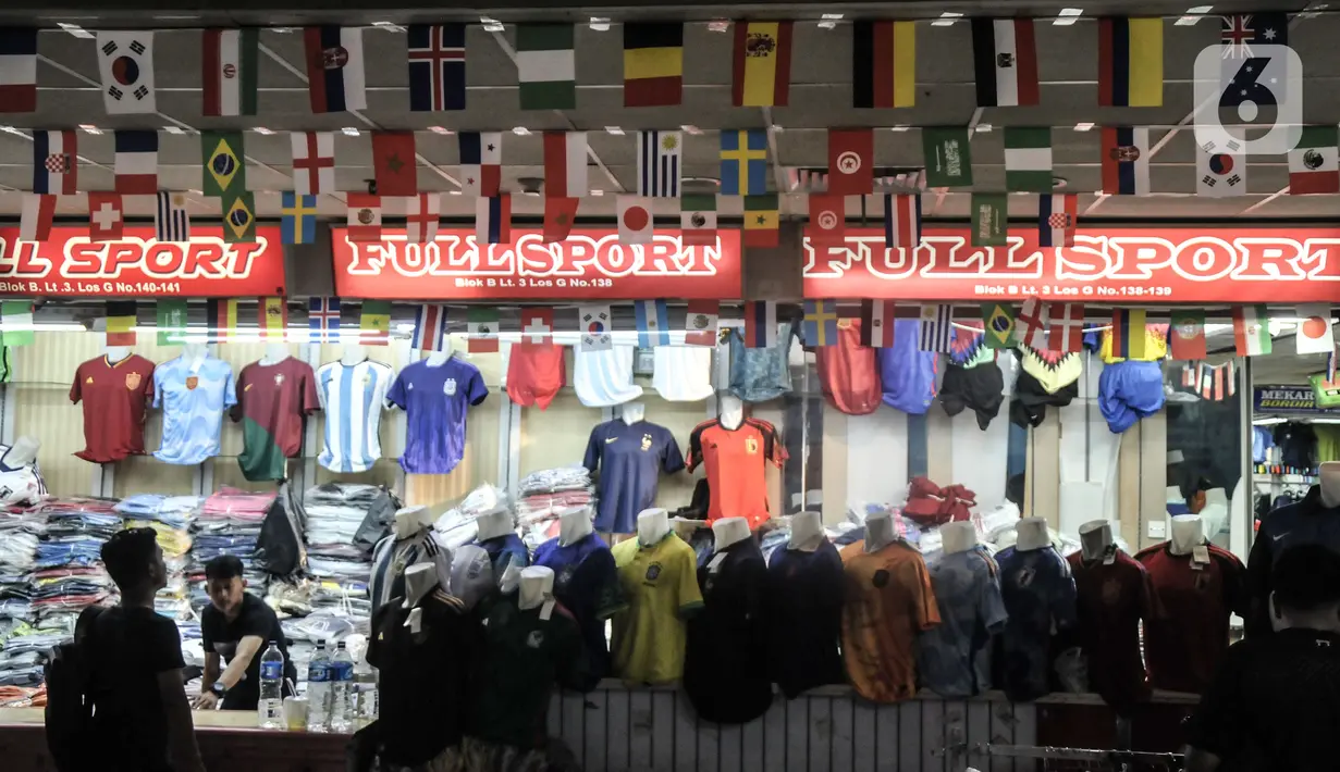 Sejumlah jersey sepak bola bertema Piala Dunia 2022 dijual di salah satu kios Blok B Pasar Tanah Abang, Jakarta Pusat, Kamis (8/12/2022). Selain Jakarta, permintaan jasa sablon jersey bertema Piala Dunia 2022 banyak dipesan dari luar Jawa hingga Papua. (merdeka.com/Iqbal S. Nugroho)