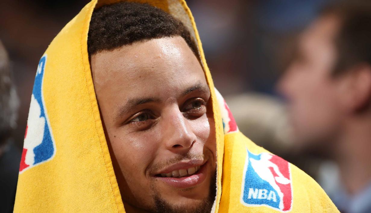 Pemain Golden State Warriors, Stephen Curry #30 tersenyum usai timnya sukses mengalahkan Denver Nuggets 118-105 pada lanjutan NBA 2015-2016 di Pepsi Center, Minggu, (23/11/2015) (AFP Photo/ Doug Pensinger/Getty Images/AFP)
