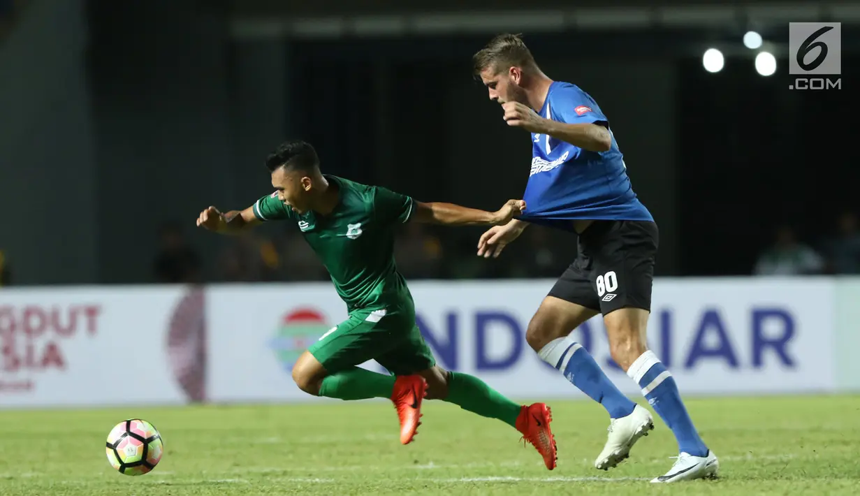 Gelandang PSMS Medan, Abdul Aziz Lufti Akbar (kiri) berebut bola atas dengan pemain PSM Makassar, Willem Jan Plum di laga penyisihan grup A Piala Presiden 2018 di Stadion GBLA, Bandung, Selasa (16/1). PSMS unggul 2-1. (Liputan6.com/Helmi Fithriansyah)