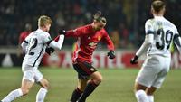 Striker Manchester United, Zlatan Ibrahimovic, saat berupaya melewati para pemain Zorya pada matchday terakhir Grup A Liga Europa, di Stadion Chornomorets, Kamis atau Jumat (9/12/2016) dini hari WIB. (AFP/Sergei Supinsky). 