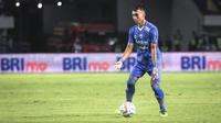 Pemain Persib Bandung, Kakang Rudianto pada laga lanjutan pekan ke-3 BRI Liga 1 2023/2024 antara Persib Bandung melawan Dewa United FC di Stadion Gelora Bandung Lautan Api (GBLA), Bandung, Jumat (14/07/2023). (Bola.com/Bagaskara Lazuardi)