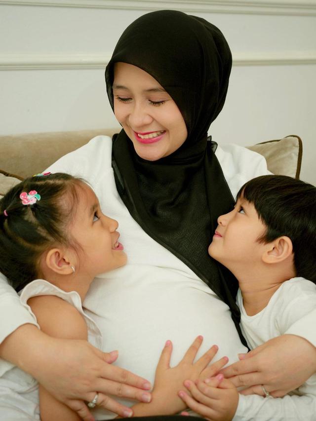 6 Potret Ryana Dea Umumkan Kehamilan Ketiga, Sudah Pamer Baby Bump