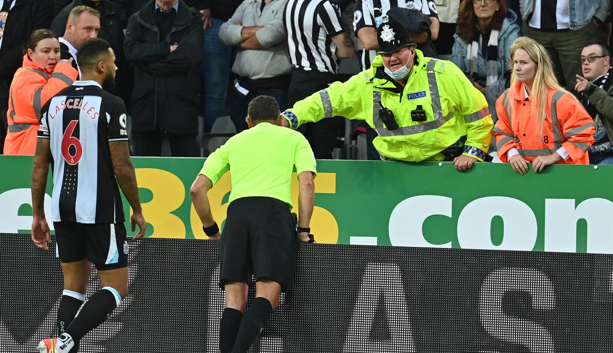 Setelah penonton tersebut mendapat penanganan medis, pertandingan pun dapat dilanjutkan kembali dengan wasit memberikan tambahan waktu tujuh menit di babak pertama. (AFP/Paul Ellis)