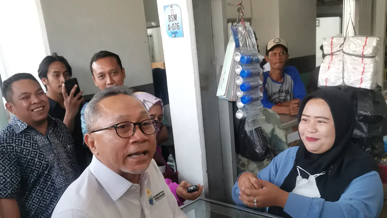 Menteri Perdagangan Zulkifli Hasan mengunjungi Pusat Grosir Asemka Jakarta Barat, pada Jumat, (29/9/2023) siang. Dalam kunjungan ini, Zulkifli Hasan berbincang-bincang dengan sejumlah pedagang. (sulaeman/merdeka.com)