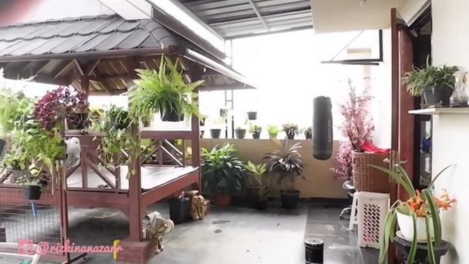 Potret rumah aktor tampan Rizky Nazar yang didominasi warna coklat hingga lukisan yang curi perhatian. (Sumber: YouTube/Rizkina Nazar)