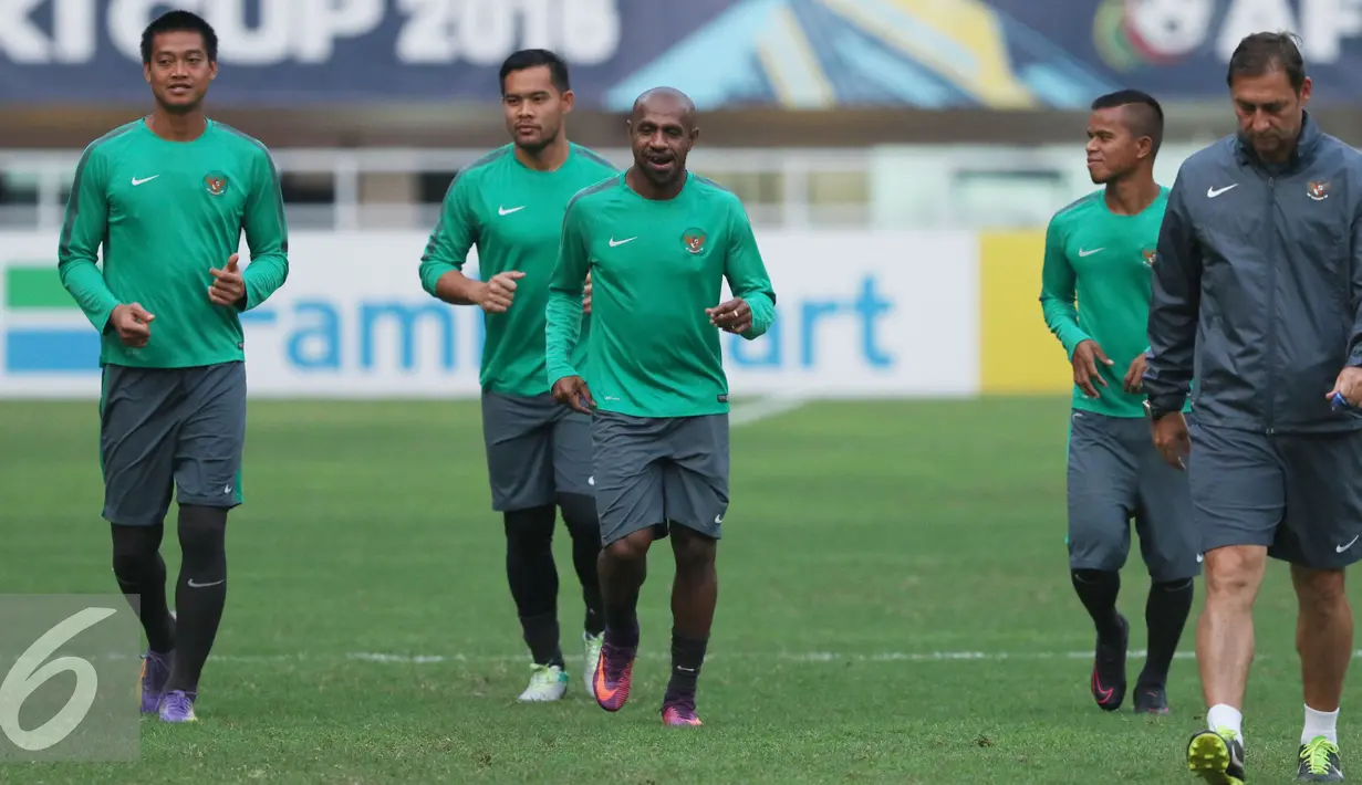 Pemain Timnas Indonesia, Boaz Salossa (tengah) melakukan pemanasan jelang latihan resmi final pertama Piala AFF 2016 di Stadion Pakansari, Bogor, Selasa (13/12). Indonesia akan menjamu Thailand, Rabu (14/12). (Liputan6.com/Helmi Fithriansyah)