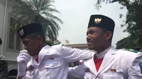 Tangis haru Hersa Widiatmoko Paskibraka mewakili Provinsi Kalimantan Barat usai sukses mengibarkan bendera merah putih (Liputan6.com/Lizsa Egeham)