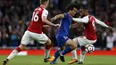 Penyerang Leicester City Shinji Okazaki berusaha melewati pemain Arsenal saat pertadingan Liga Inggris di  Stadion Emirates, London (11/8). Dalam pertandingan ini Leicester harus menelan kekalahan 4-3 atas Arsenal. (AFP/Ian Kington)