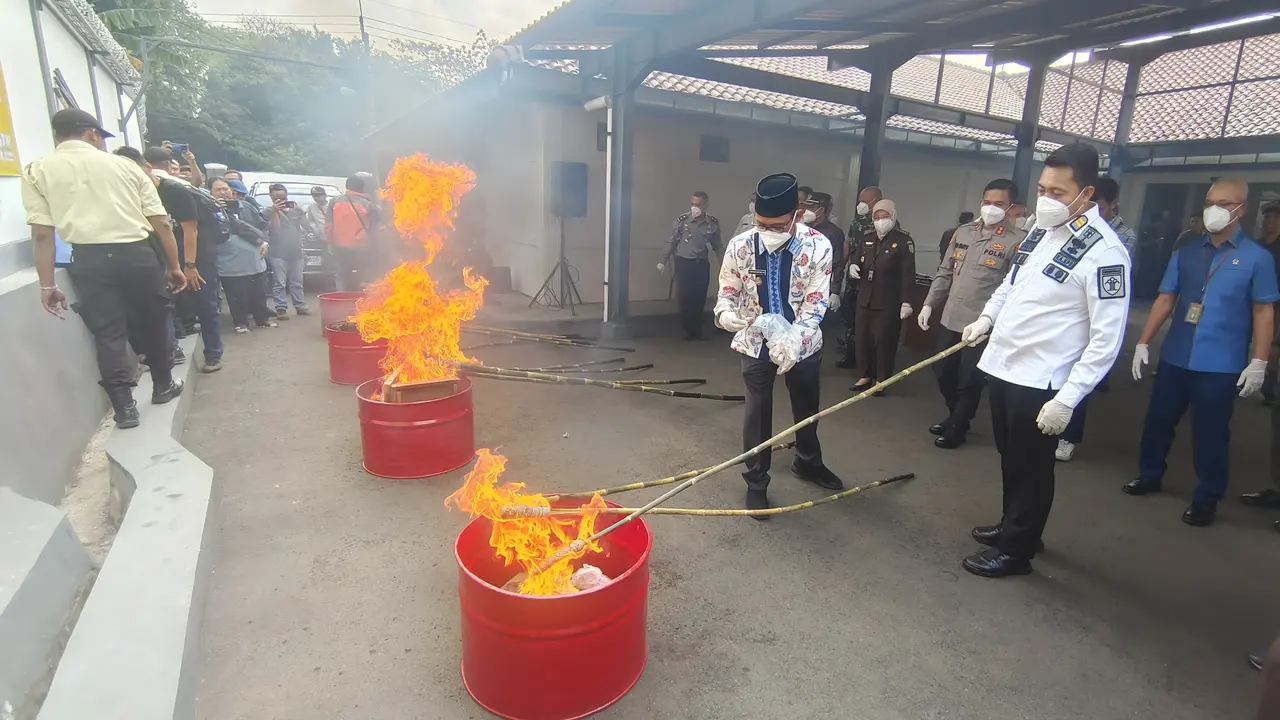 Pemusnahan barang bukti yang dilakukan Kejari Kota Depok bersama Forkopimda Kota Depok.