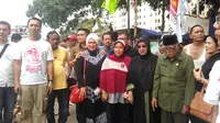 Letkol Ilyas Karim (kanan) usai menerima santunan dari perantau Minang, Sabtu (3/9/2016). (Liputan6.com/Muslim AR)