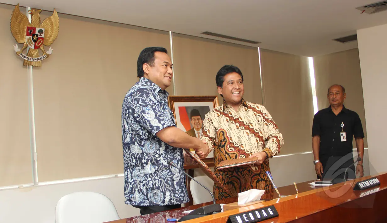 Mendag, Rachmat Gobel (kiri) berjabat tangan dengan Ketua Umum Apindo, Hariyadi R Sukamdani usai penandatanganan Nota Kesepahaman (MoU) antara Kemendag dengan Apindo di Gedung Kemendag, Jakarta, Senin, (13/4/2015).  (Liputan6.com/Helmi Afandi)