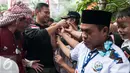 Sejumlah warga berebut hendak bersalaman dengan Calon Gubernur DKI Jakarta, Agus Harimurti Yudhoyono di Kampung Bidaracina, Jakarta, Rabu (30/1). Agus menggelar kampanye tatap muka dengan para warga di wilayah tersebut. (Liputan6.com/Gempur M Surya)