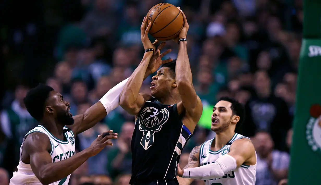 Pebasket Boston Celtics, Jaylen Brown, menghadang pebasket Milwaukee Bucks, Giannis Antetokounmpo, pada gim kedua babak play off NBA di Stadion TD Garden, Rabu (18/4/2018). Celtics menang 120-106 atas Bucks. (AP/Charles Krupa)