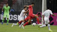 Bek Timnas Indonesia, Ricky Fajrin, berusaha merebut bola saat melawan Singapura pada laga Piala AFF 2018 di Stadion Nasional, Singapura, Jumat (9/11). Singapura menang 1-0 atas Indonesia. (Bola.com/M. Iqbal Ichsan)