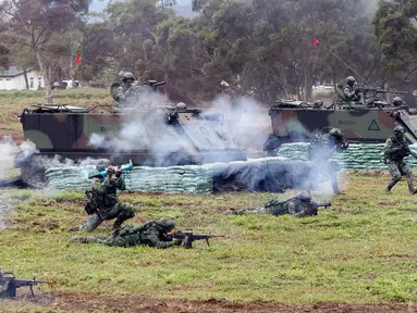 Tentara Taiwan saat mengikuti latihan militer di Kabupaten Hualien, Taiwan timur, (30/1). Militer Taiwan memulai latihan gabungan dua hari untuk menunjukkan tekadnya untuk mempertahankan diri dari ancaman China. (AP Photo/Chiang Ying-ying)