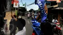 Petugas Pemda tampak mencopot bendera parpol yang dipasang di tiang listrik sekitar kawasan Mampang (7/4/2014) (Liputan6.com/Johan Tallo).