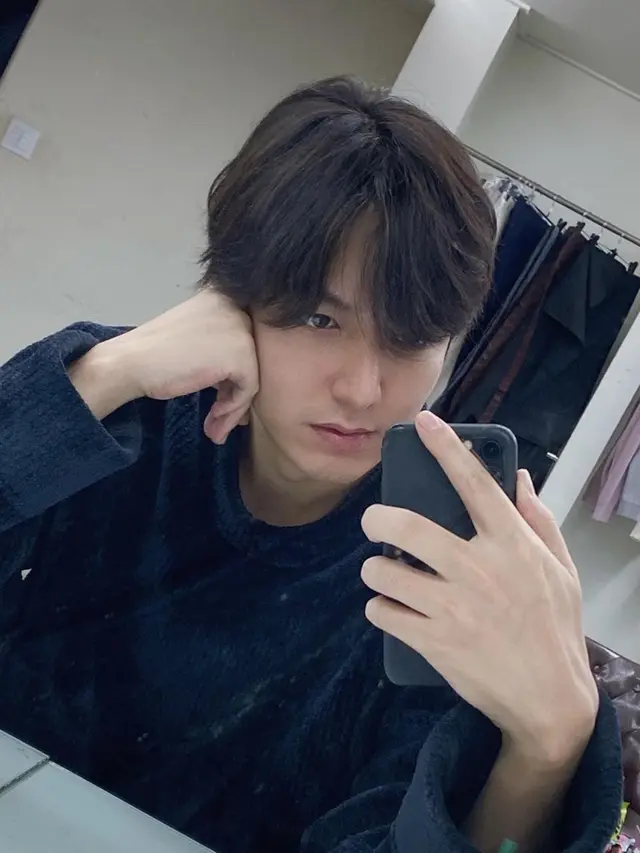 Kerennya Lee Min Ho saat Mirror Selfie, Jadi Pose Favorit untuk Berfoto
