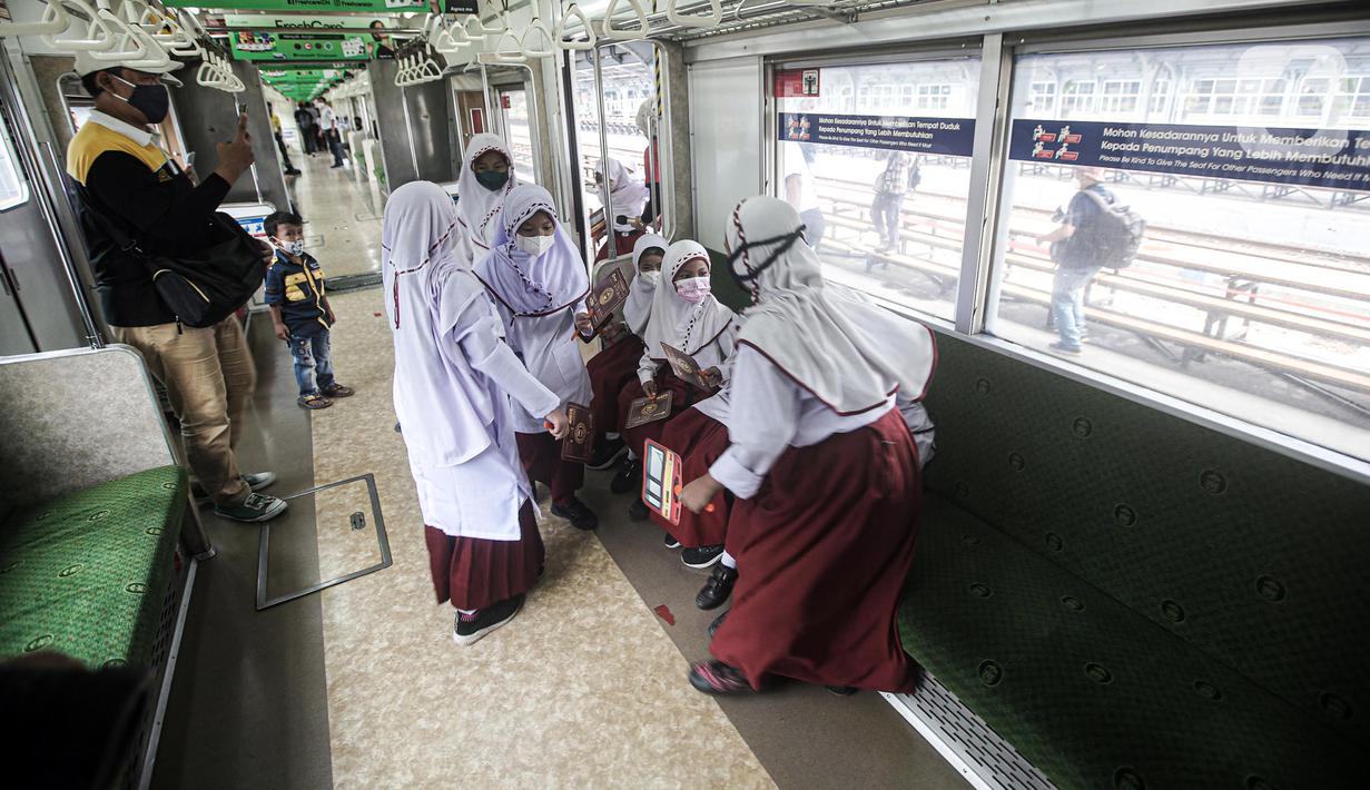 Sejumlah siswa sekolah dasar (SD) naik kereta saat mengikuti perayaan Hari Anak Nasional yang digelar KAI Commuter di Stasiun Jakarta Kota, Jakarta, Jumat (22/7/2022). Kegiatan tersebut sekaligus bertujuan untuk mengenalkan moda transportasi kereta kepada siswa sejak dini. (Liputan6.com/Faizal Fanani)