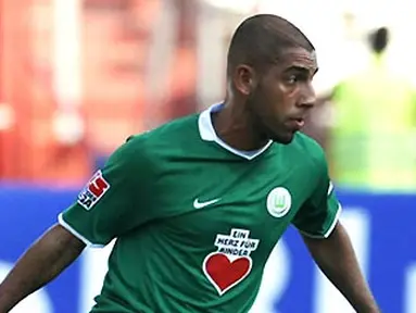 Wolfsburg's Iranian-born striker Ashkan Dejagah controls the ball on September 28, 2008 at Wildparkstadion in Karlsruhe during their Bundesliga match Karlsruhe vs Wolfsburg. Karlsruhe won 2-1. AFP PHOTO/JUERGEN SCHWARZ