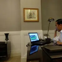 Presiden Jokowi memberikan selamat kepada Timnas atas kemenangannya pada final leg pertama piala AFF 2016. | twitter.com/jokowi